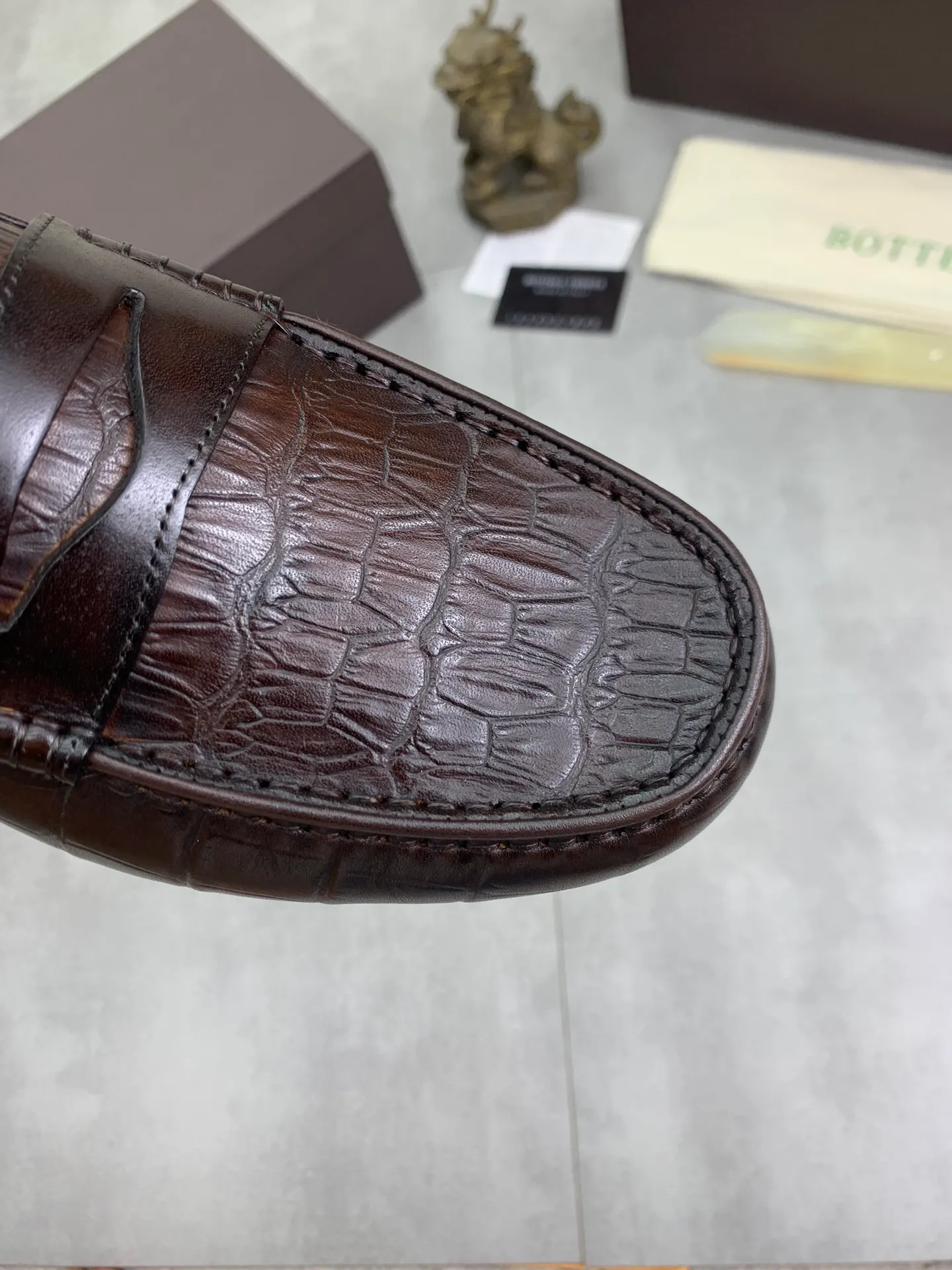 Men's shoes 💰P420 [New model] Water-dyed Niuli 💰High-quality business beanie shoes 💎💎💎 BOTTEGA VENETA official website synchronizes the latest top version of BV in the market, accepts material comparison, shoe type comparison, process comparison, practical and texture, versatile, suitable for any occasion, the more you look at it, the more it tastes. Purely hand-woven craftsmanship - Upper material, Italian 🇮🇹 imported crocodile pattern calfskin - High-quality water-dyed cowhide lining - Original private model customized outsole -Size: 39-44 (38 45 can be customized) Color: black or brown optional